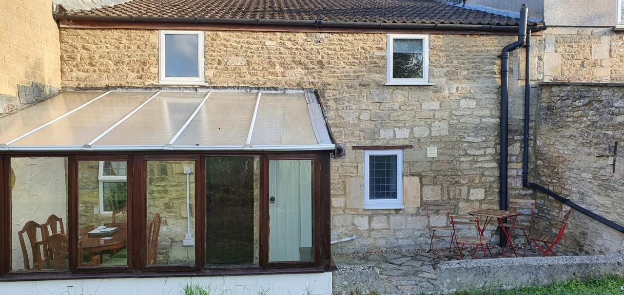 Quirky - Dogs Welcome Holiday home Corsham