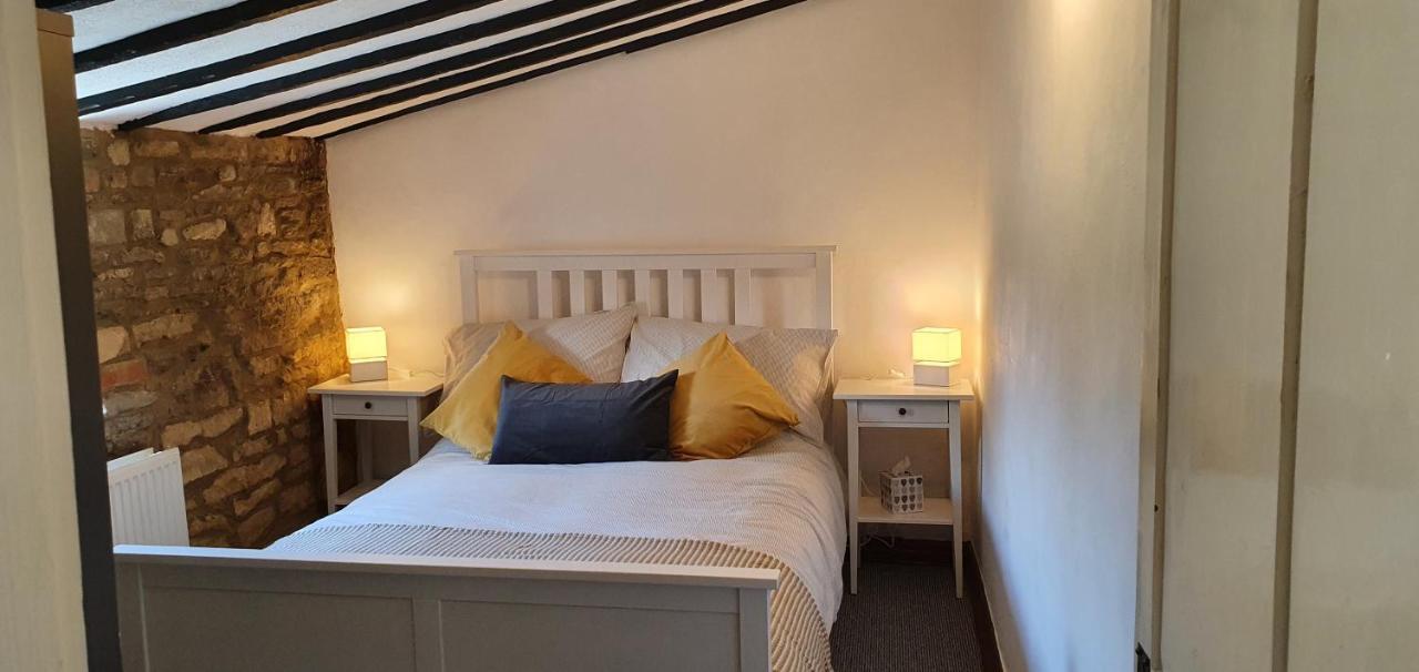 Quirky - Dogs Welcome Holiday home Corsham