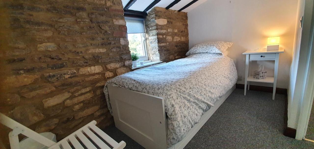 Quirky - Dogs Welcome Holiday home Corsham